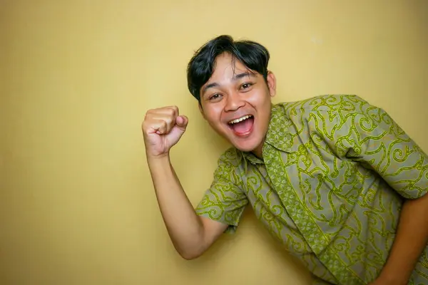 Aasialainen Indonesialainen Mies Yllään Batik Vaatteita National Batik Day — kuvapankkivalokuva