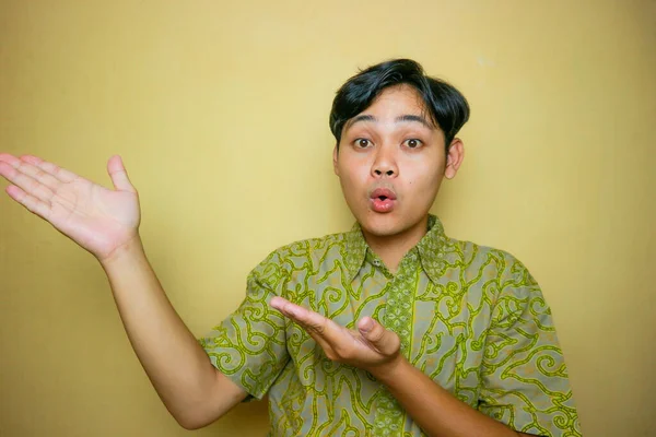 国庆节那天身穿蜡染衣服的亚裔印度尼西亚男子 — 图库照片