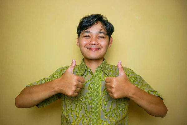 Pria Asia Indonesia Mengenakan Pakaian Batik Pada Hari Batik Nasional — Stok Foto