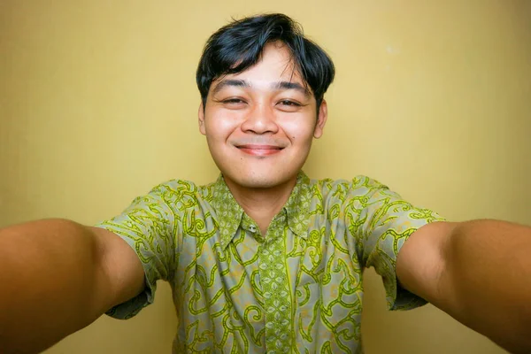 Asiatischer Mann Batikkleidung Nationalen Batiktag — Stockfoto
