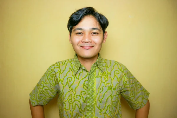 国庆节那天身穿蜡染衣服的亚裔印度尼西亚男子 — 图库照片