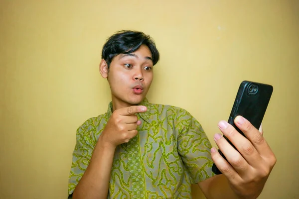 Ulusal Batik Günü Nde Batik Kıyafetler Giyen Asyalı Endonezyalı Bir — Stok fotoğraf