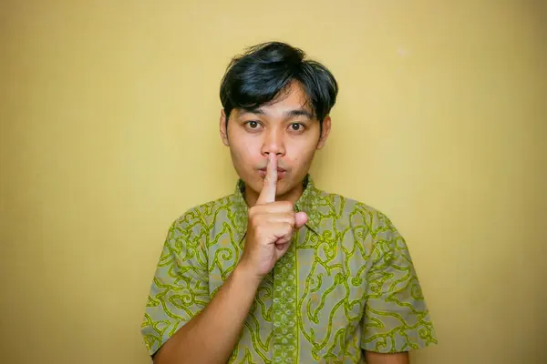 Asiatico Indonesiano Uomo Indossare Batik Vestiti Nazionale Batik Giorno — Foto Stock
