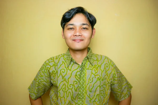 Asiatisk Indonesisk Man Klädd Batik Kläder National Batik Day — Stockfoto