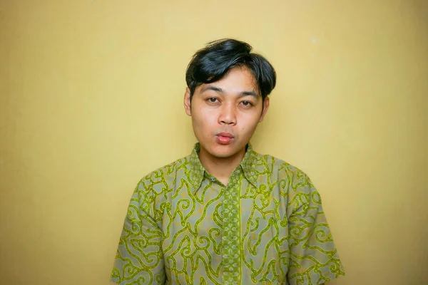 Aziatische Indonesische Man Draagt Batik Kleding Nationale Batik Dag — Stockfoto