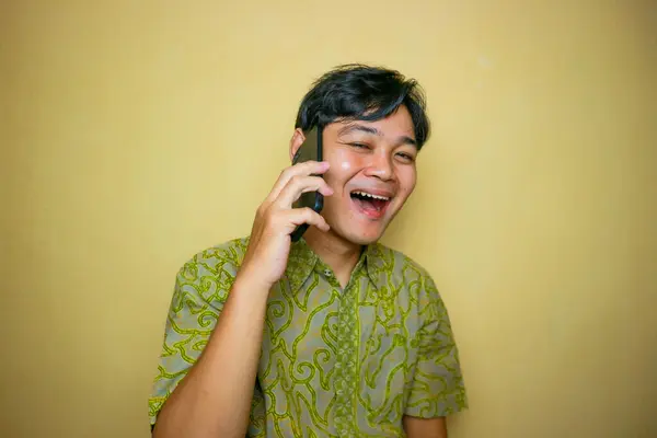 Ázsiai Indonéz Férfi Batik Ruhát Visel Nemzeti Batik Nap — Stock Fotó