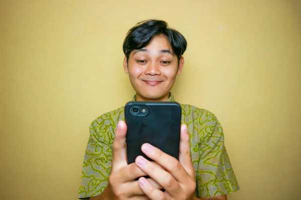 Hombre Asiático Indonesio Con Ropa Batik Día Nacional Batik — Foto de Stock