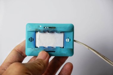 Kullanılan elektrikli sivrisinek kovucu yanmış görünüyor.