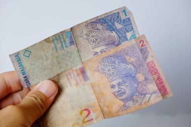 1 ringgit 2 ring banknotları Malezya 'dan izole edilmiş beyaz geçmişe sahip 18 Ağustos 2024 Endonezya vatandaşları