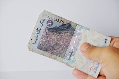 1 ringgit 2 ring banknotları Malezya 'dan izole edilmiş beyaz geçmişe sahip 18 Ağustos 2024 Endonezya vatandaşları