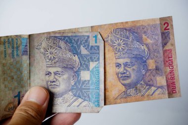 1 ringgit 2 ring banknotları Malezya 'dan izole edilmiş beyaz geçmişe sahip 18 Ağustos 2024 Endonezya vatandaşları