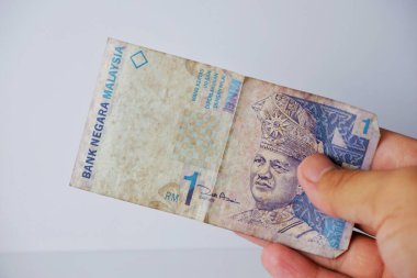 1 ringgit 2 ring banknotları Malezya 'dan izole edilmiş beyaz geçmişe sahip 18 Ağustos 2024 Endonezya vatandaşları