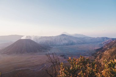 Bromo Dağı 'nın ya da Doğu Java' daki Semeru Dağı 'nın ve Endonezya' nın en yüksek adası olan Java adasının güzelliği.