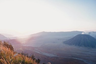 Bromo Dağı 'nın ya da Doğu Java' daki Semeru Dağı 'nın ve Endonezya' nın en yüksek adası olan Java adasının güzelliği.