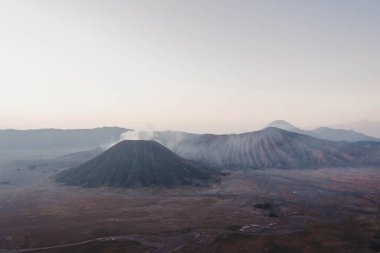 Bromo Dağı 'nın ya da Doğu Java' daki Semeru Dağı 'nın ve Endonezya' nın en yüksek adası olan Java adasının güzelliği.