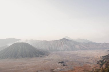 Bromo Dağı 'nın ya da Doğu Java' daki Semeru Dağı 'nın ve Endonezya' nın en yüksek adası olan Java adasının güzelliği.