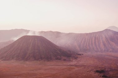 Bromo Dağı 'nın ya da Doğu Java' daki Semeru Dağı 'nın ve Endonezya' nın en yüksek adası olan Java adasının güzelliği.