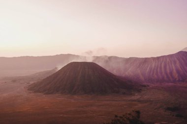 Bromo Dağı 'nın ya da Doğu Java' daki Semeru Dağı 'nın ve Endonezya' nın en yüksek adası olan Java adasının güzelliği.