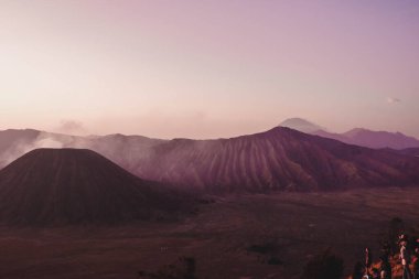 Bromo Dağı 'nın ya da Doğu Java' daki Semeru Dağı 'nın ve Endonezya' nın en yüksek adası olan Java adasının güzelliği.