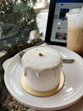 Tatlı uygun bir fincan kahve, Mae 'nin keyfi yerine gelsin diye.