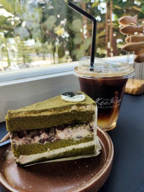 Buzlu latteyle kibrit kek bağlantısı. 