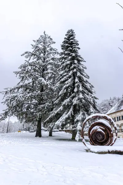 ARBOLES Y ESCULURA CUBIERTOS DE NIEVE EN RONCESVALLES
