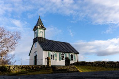 Dağın tepesinde küçük bir kilise var.