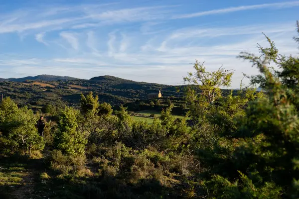 Dağın ortasında küçük bir kilise var. - Ne?