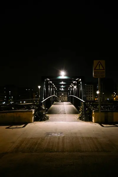 Küçük spot ışıklarıyla aydınlatılmış yaya köprüsü