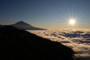 SUNSET CON EL SOL Y EL VOLcan TEIDE EN TENERİF
