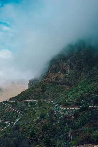 VALLE CON CARRETERA SINUOSA