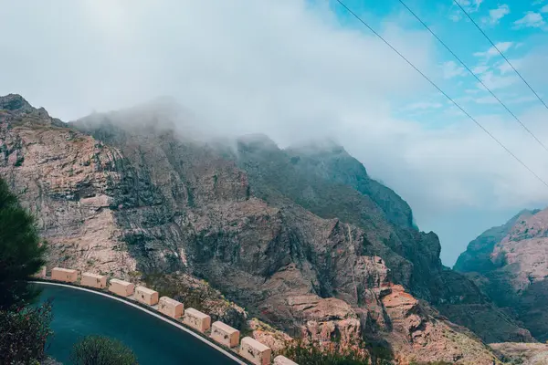 CARRETERA Y VALLE PROFUNDO