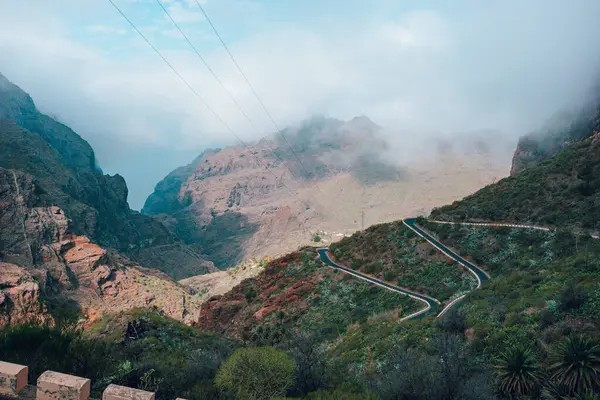 CARRETERA SINUOSA SUBIENDO MONTAA EN VALLE