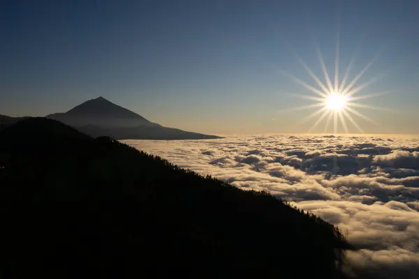 SUNSET CON EL SOL Y EL VOLcan TEIDE EN TENERİF