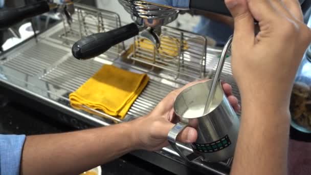 Παρασκευή Καφέ Μια Μηχανή Καφέ Αφρίζει Γάλα Μια Κανάτα Γάλα — Αρχείο Βίντεο