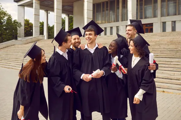 Mezuniyeti Kutlayan Eğlenen Çeşitli Üniversite Öğrencileri Verandanın Önünde Dikilen Siyah — Stok fotoğraf