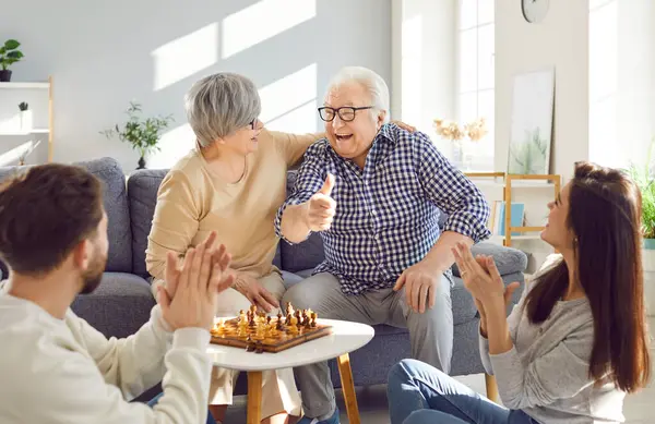 Gelukkig Dolblij Bejaarde Oude Ouders Spelen Schaken Met Volwassen Kinderen — Stockfoto