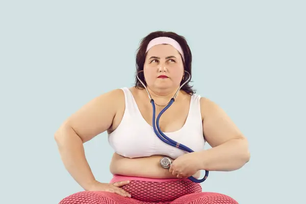 Obese Grote Mollige Vrouw Met Overgewicht Sportkleding Houdt Stethoscoop Huid — Stockfoto