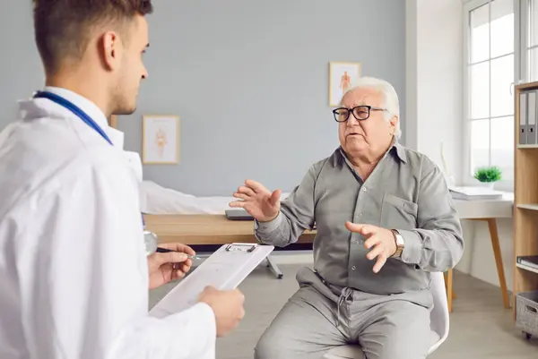Senior Patiënt Man Zoekt Medische Zorg Aandacht Tijdens Een Consult — Stockfoto