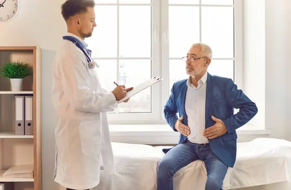 Arts Adviseert Mannelijke Senior Patiënt Praten Delen Van Maagklachten Buik — Stockfoto