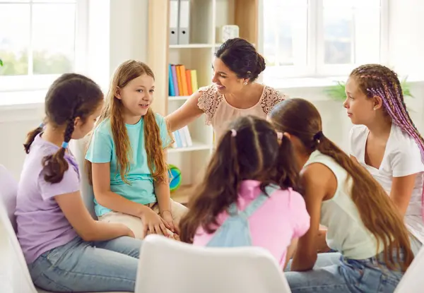 Niños Discutiendo Terapia Grupo Grupo Niños Que Son Amigos Escuela —  Fotos de Stock