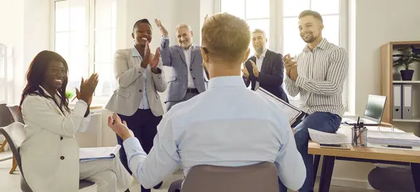 新しいプロジェクトを議論する会社の従業員のグループの前でオフィスで仕事の会議で後ろに座っているビジネスマンは 成功を祝う彼らのリーダーを拍手し 取引を行います バナー — ストック写真