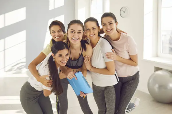 Group Portrait Happy Sportswomen Group Workout Gym Молодые Кавказские Спортсменки — стоковое фото