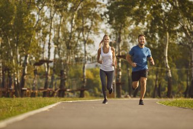 Mutlu çift şehir parkında ferahlatıcı bir koşuya çıkar. Koşucular bir koşucuyu kucaklamanın ortak mutluluğunu yansıtırlar. Birlikte, basit ama canlandırıcı spor koşusundan keyif alıyorlar..