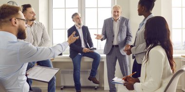 Bir grup iş adamı bir toplantıda sohbet ediyorlar. Şirket çalışanları ofiste konuşuyor ve beyin fırtınası yaparak harika kararlar veriyorlar. İş arkadaşları, bir çemberin içinde oturan meslektaşlarını dinlerler..