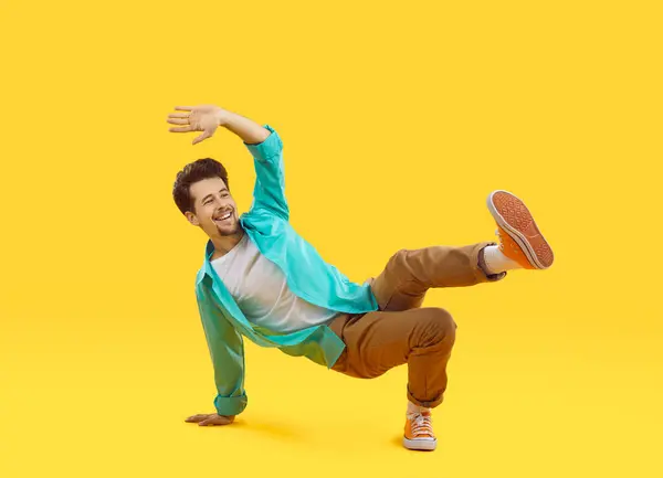 Positieve Vrolijke Jonge Casual Man Grappig Doen Breakdance Dans Moves — Stockfoto