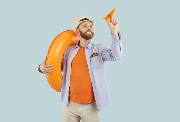 Щасливий Чоловік Кидає Паперовий Літак Тримаючи Надувний Гумовий Кільце Туристи — стокове фото