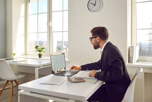 Bilgisayarda Çalışan Bir Muhasebeci Takım Elbiseli Bir Adam Ofis Masasında — Stok fotoğraf