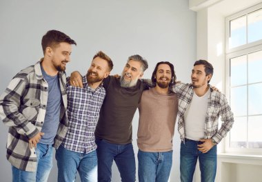 Bir grup sakallı, olgun erkek arkadaş birbirlerine bakıp gülümsüyor ve evde eğleniyorlar. Gayri resmi giysiler içinde, partide kucaklaşan vahşi dost canlısı adamların portresi. Erkekler arkadaşlık kavramı.