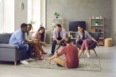 Bir grup genç hafta sonunu evde geçiriyorlar. Altı farklı milenyum arkadaşı şık, geniş bir salonda oturuyor, konuşuyor, birlikte iyi vakit geçiriyorlar, haberleri ve ilginç hikayeleri paylaşıyorlar.